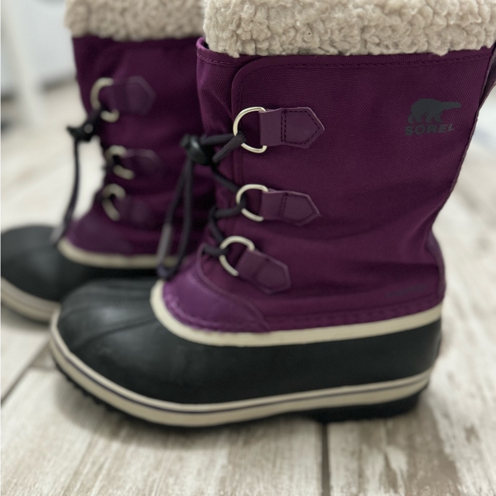 Girls Sorel Purple and Black Winter Boots sz 4
